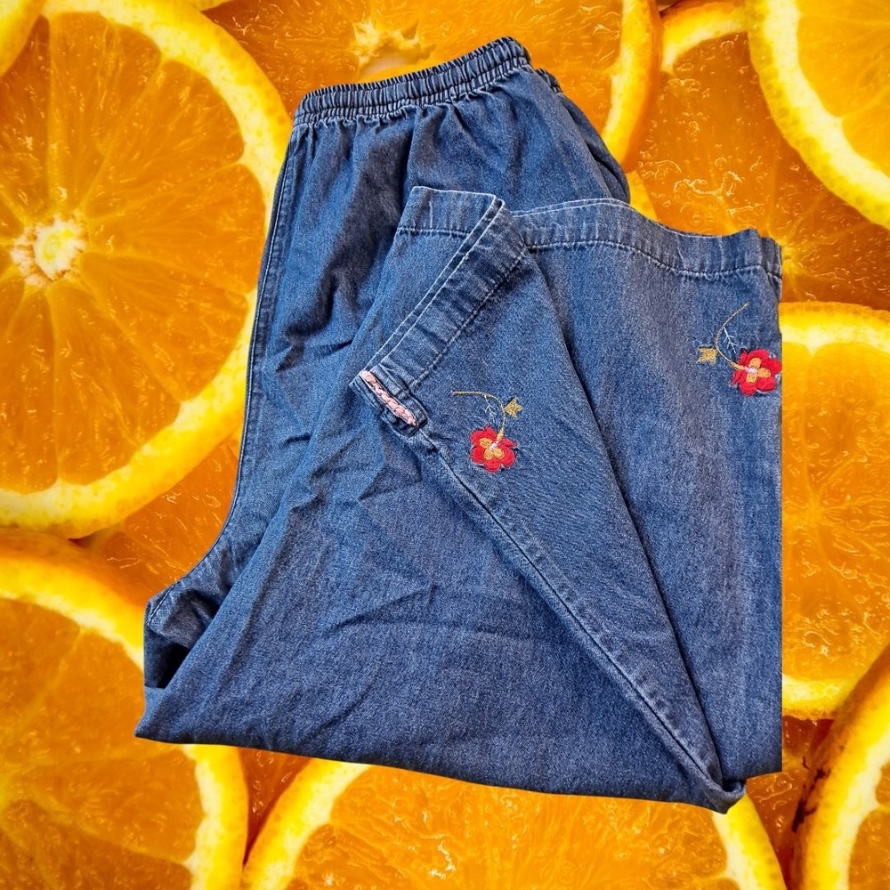 Erika Petite Women's Blue Denim Floral Embroidered‎ Capri Pants